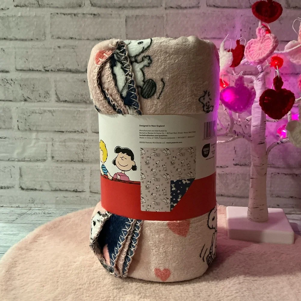 Berkshire Peanuts Snoopy Mini Poses And Hearts Reversible Throw-50” x 70”